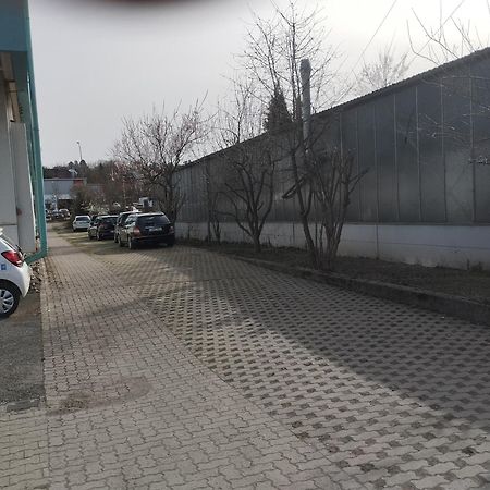 Enjoyhotel Garni Korntal Stuttgart B&B Parkplatz Sprinter Exterior foto
