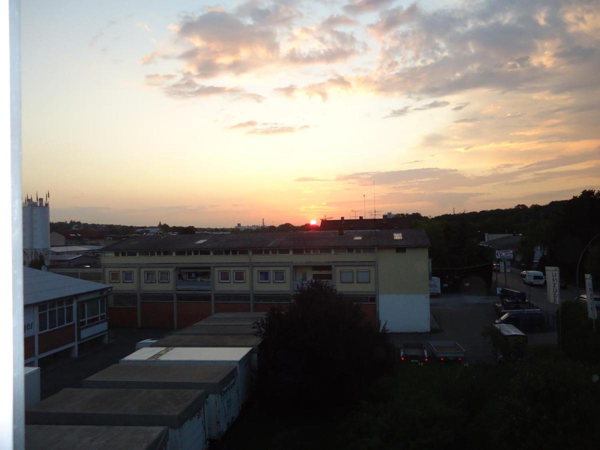 Enjoyhotel Garni Korntal Stuttgart B&B Parkplatz Sprinter Exterior foto