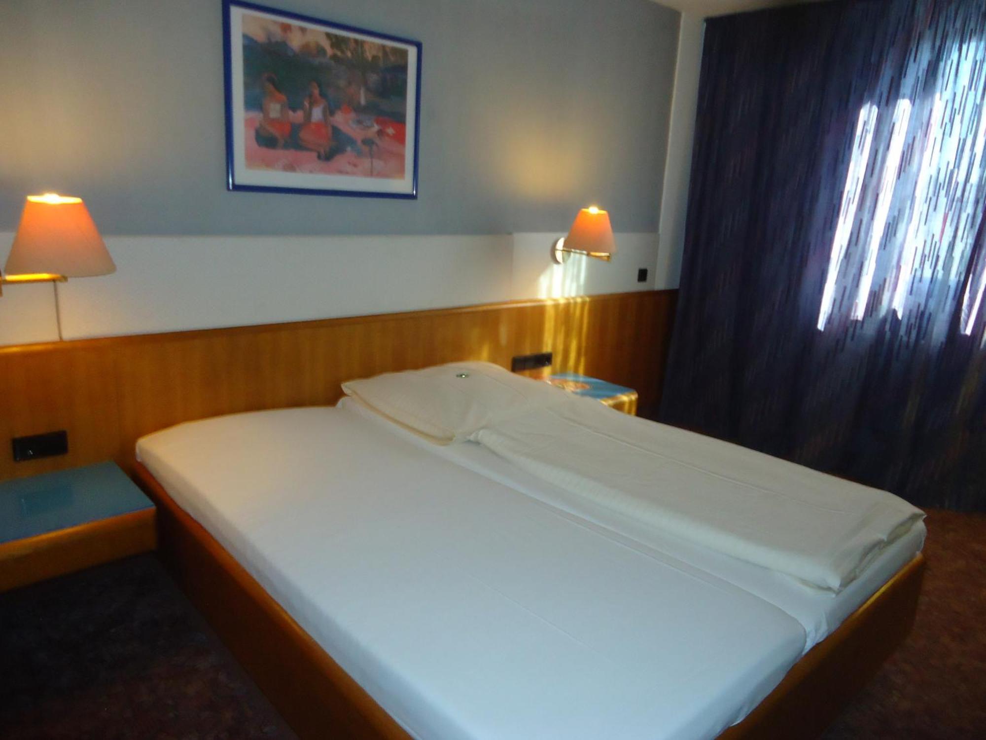 Enjoyhotel Garni Korntal Stuttgart B&B Parkplatz Sprinter Exterior foto