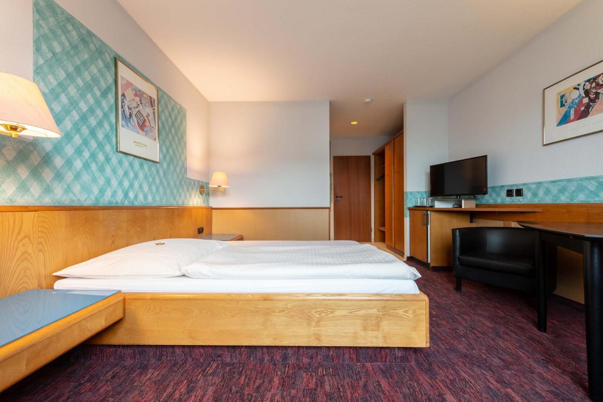 Enjoyhotel Garni Korntal Stuttgart B&B Parkplatz Sprinter Exterior foto
