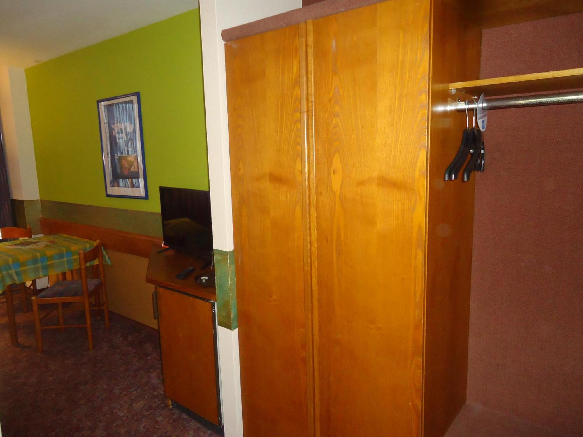 Enjoyhotel Garni Korntal Stuttgart B&B Parkplatz Sprinter Exterior foto