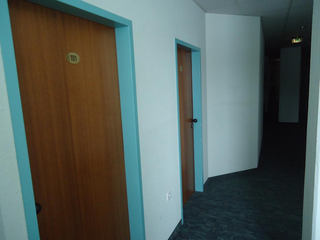 Enjoyhotel Garni Korntal Stuttgart B&B Parkplatz Sprinter Exterior foto
